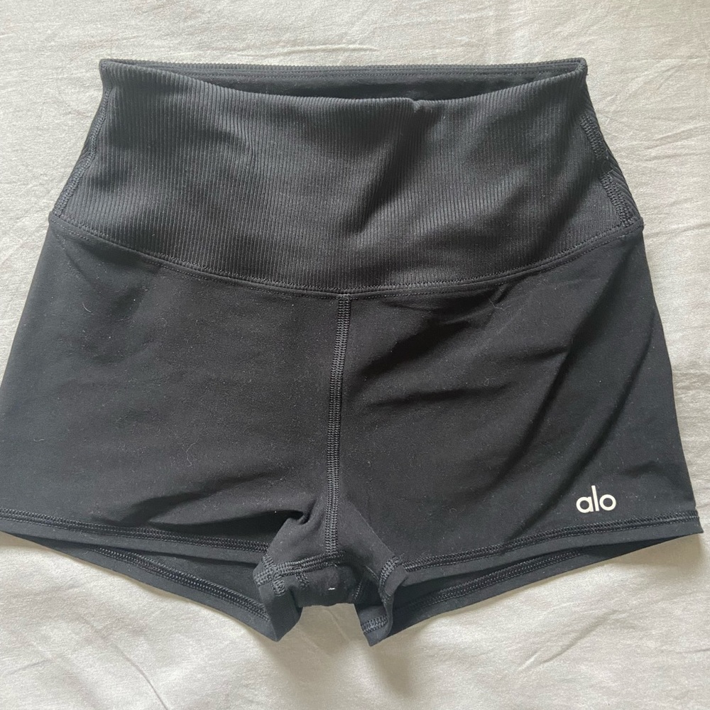 Alo yoga alo soft aura short in black